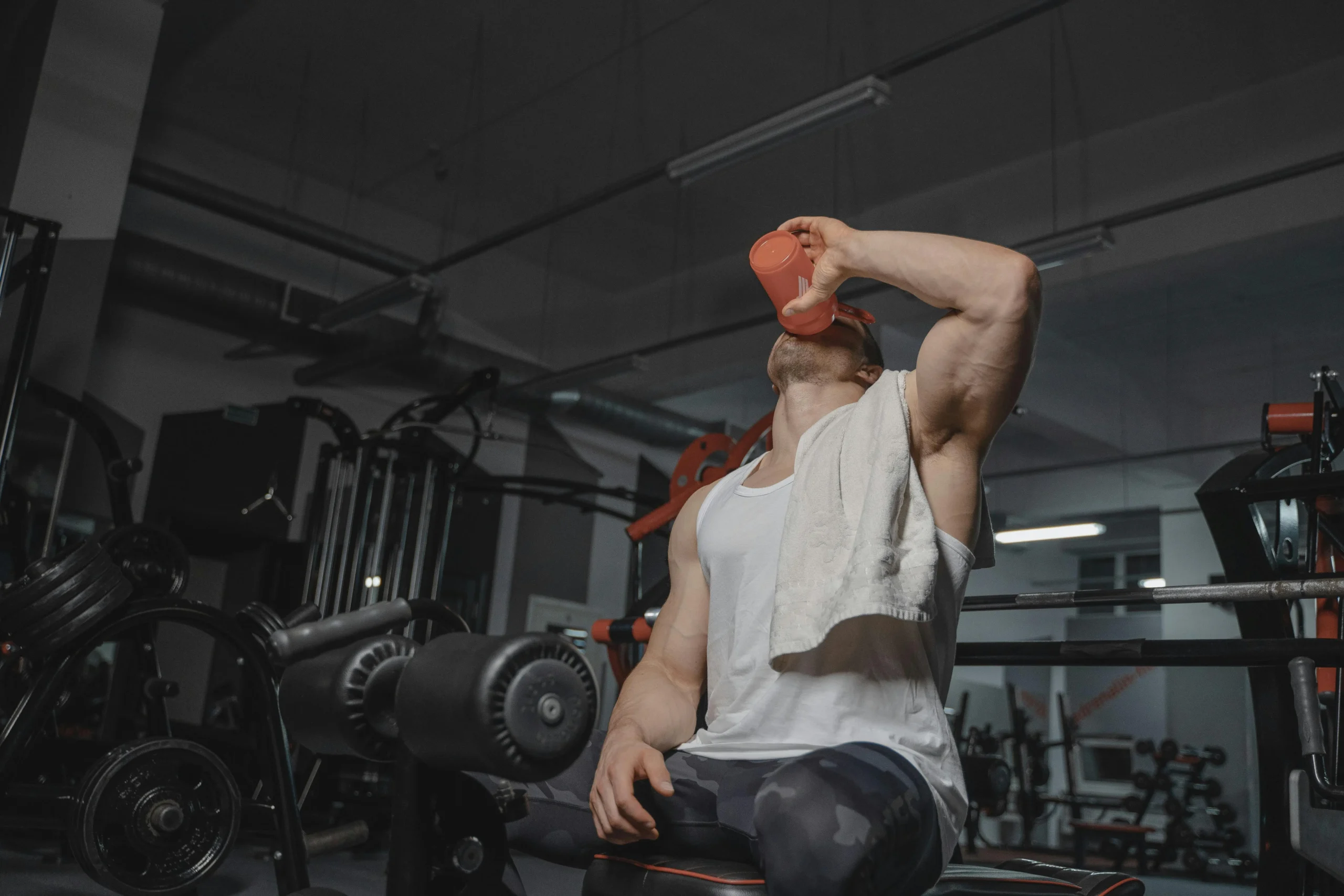 Man med en proteinshake efter gympass, proteinpulvret för muskelbygge.