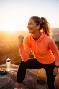 Person som tränar i soluppgång och visar hur man kan behålla motivationen genom små dagliga vanor
